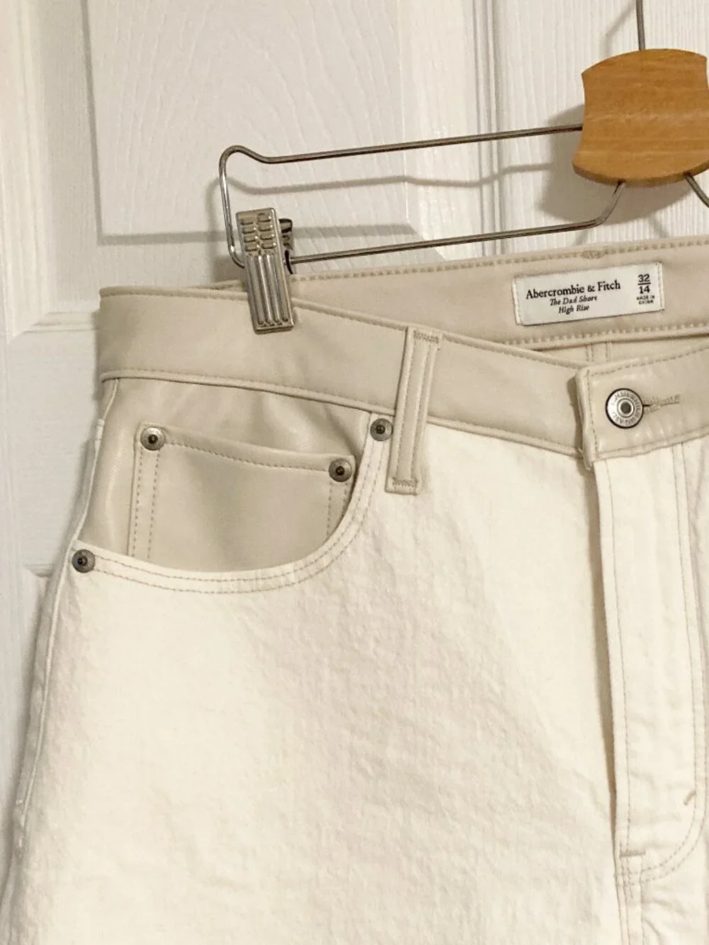 Abercrombie & Fitch The Dad Short High Rise Faux Leather Detail Size 32/14 NWT